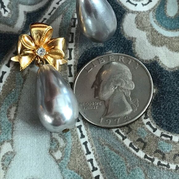 VINTAGE 1989 Avon Bow Drop Silver Gray Drop Earrings - Picture 5 of 5